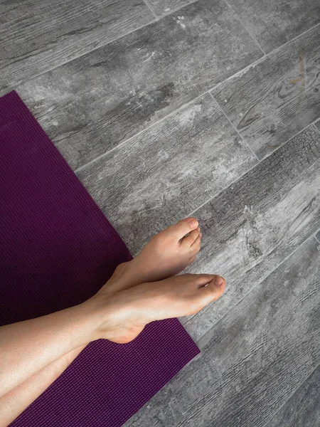 High Angle Shot Female Feet Purple Mat — Stock Photo, Image