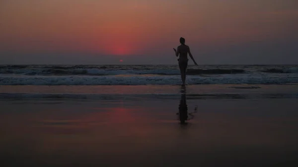 Silueta Una Hembra Arambol Beach Atardecer — Foto de Stock