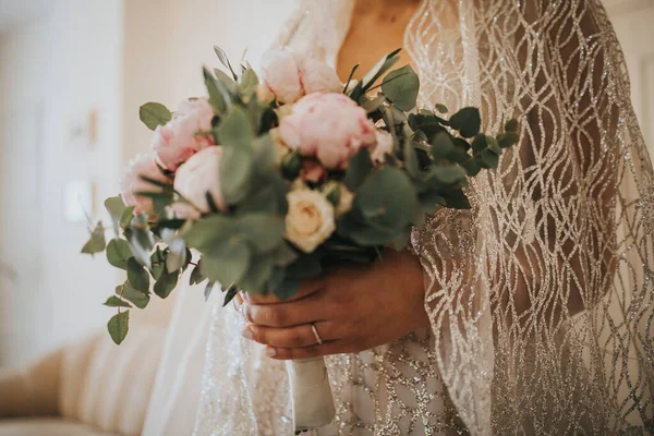 Une Mariée Méconnaissable Tenant Beau Bouquet Mariée Dans Chambre — Photo