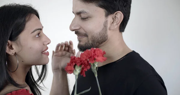 Casal Indiano Bonito Segurando Flores Enquanto Abraçando Uns Aos Outros — Fotografia de Stock