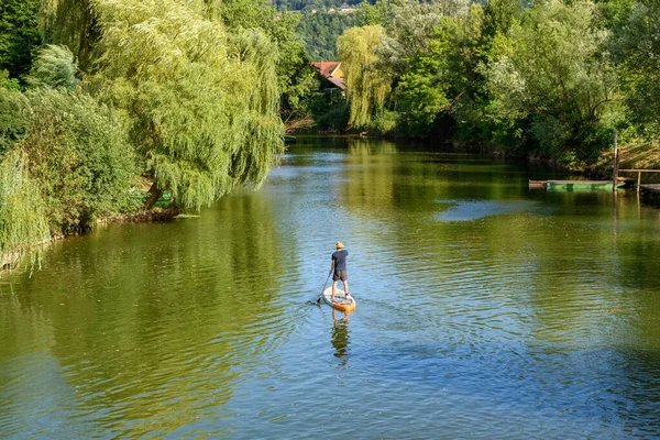 Hombre Pie Sup Board Remando Hermoso Río Verde Krka Kostanjevica — Foto de Stock