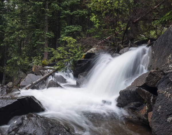 Gebirgswasserfall Stürzt Durch Felsen — Stockfoto