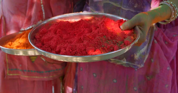 Närbild Bild Indiska Kvinnor Att Hålla Färger För Festivalen Färg — Stockfoto