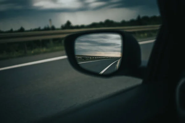 Ένα Επιλεκτικό Πλάνο Εστίασης Της Αντανάκλασης Αυτοκινητόδρομο Έναν Καθρέφτη Πλευρά — Φωτογραφία Αρχείου