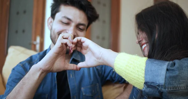 Szczęśliwa Młoda Hinduska Para Pokazuje Serce Rękami — Zdjęcie stockowe