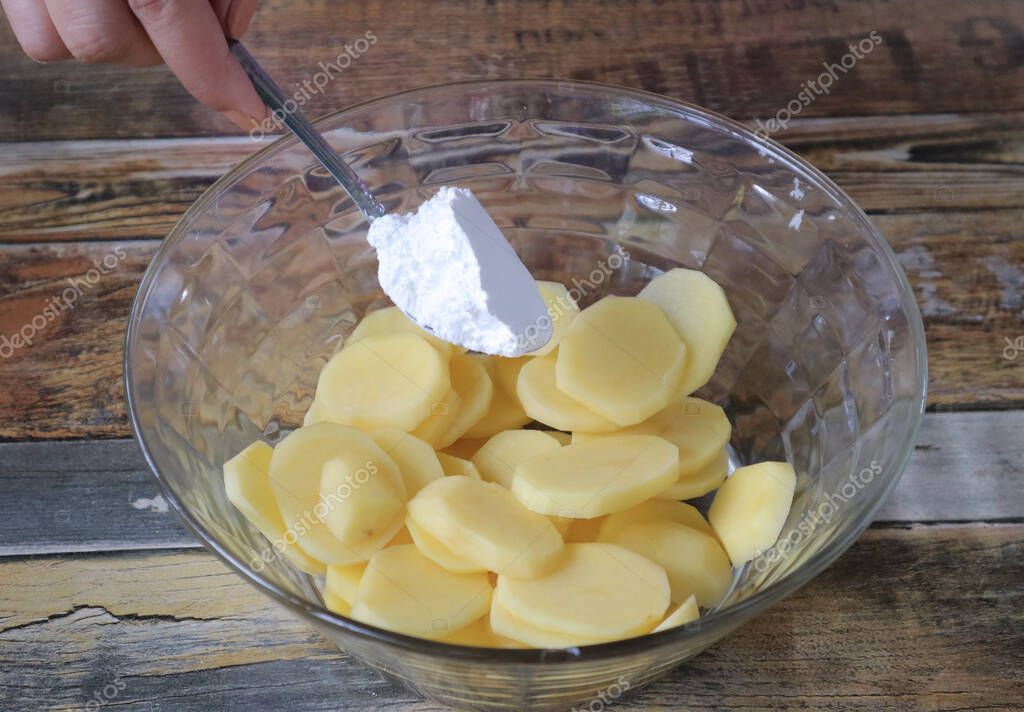 En la imagen, mostramos una cucharada de almidón de maíz que se agrega