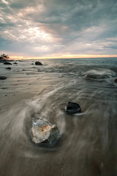 Gün Batımında Kayalık Bir Deniz Manzarası — Stok fotoğraf