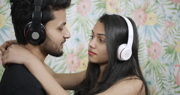 Ein Junges Indisches Paar Umarmt Sich Während Headsets Trägt — Stockfoto