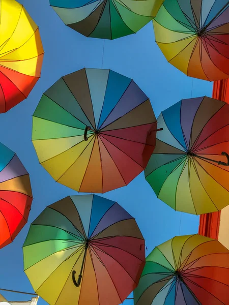 Bunte Abstrakte Schirmanordnung Als Hintergrund Vor Blauem Himmel — Stockfoto