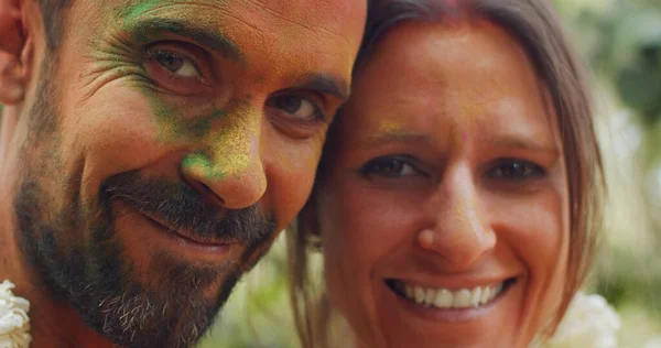 Vacker Bild Ett Underbart Par Med Färgglada Ansikten Färgfestivalen — Stockfoto