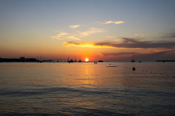 夏の日に水平線にボートで地中海の美しい夕日 — ストック写真