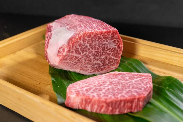 Nyers Wagyu Szeletelt Steak Közelkép Egy Deszkán Asztalon — Stock Fotó