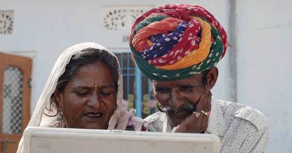 Geleneksel Rajasthan Hint Kıyafetleri Içinde Bir Güney Asyalı Yaşlı Çift — Stok fotoğraf