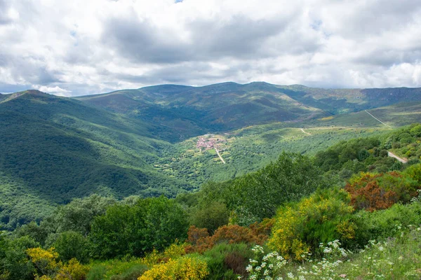 Spanya Yeşillik Kaplı Dağlarla Çevrili Küçük Bir Branosera Köyünün Hava — Stok fotoğraf