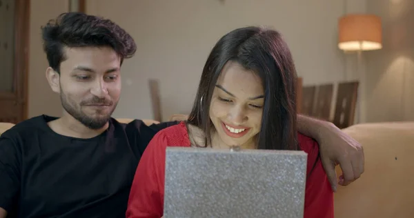 Young Indian Man Surprising His Girlfriend Beautiful Gift — ストック写真
