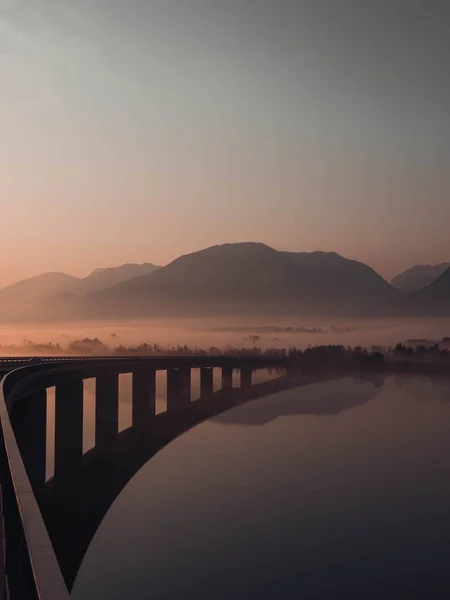 Uma Longa Ponte Sobre Calmo Rio Límpido Rodeado Por Colinas — Fotografia de Stock