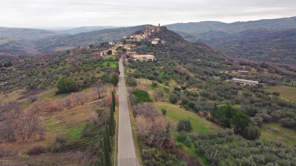 Krajobraz Drogi Wzgórzach Pokrytych Zielenią Montegiovi Toskania Włochy — Zdjęcie stockowe