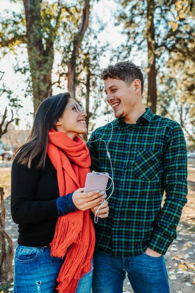 Vertical Shot Cheerful Cute Hispanic Couple Listening Music Sunny Autumn — стоковое фото