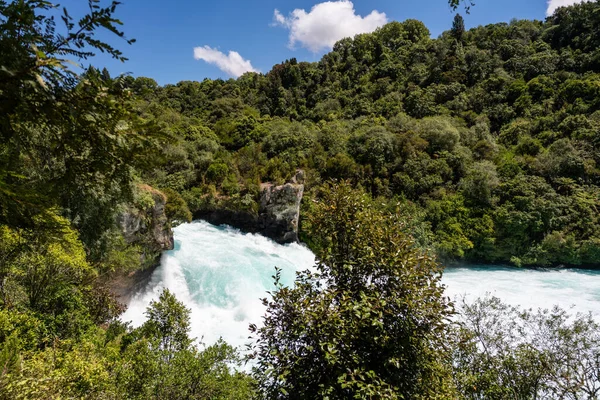 Prachtige Huka Falls Omgeven Door Bomen Nieuw Zeeland — Stockfoto