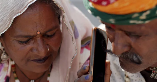Akıllı Telefonlu Yaşlı Bir Hintli Çiftin Yakın Çekimi — Stok fotoğraf
