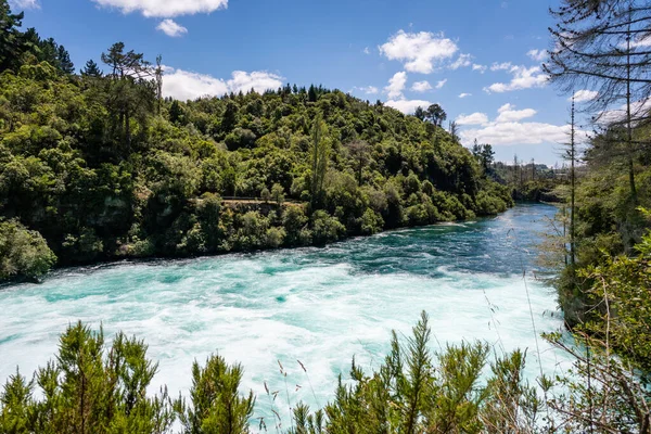 Όμορφοι Καταρράκτες Huka Περιβάλλεται Από Δέντρα Στη Νέα Ζηλανδία — Φωτογραφία Αρχείου