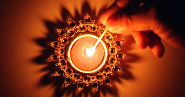 Uma Visão Superior Uma Mão Acendendo Uma Vela Diwali Decorativa — Fotografia de Stock