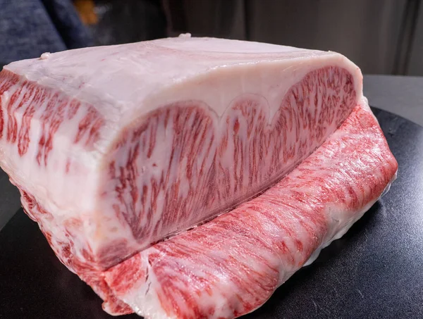 Mutfaktaki Masanın Üstünde Çiğ Wagyu Bifteği — Stok fotoğraf