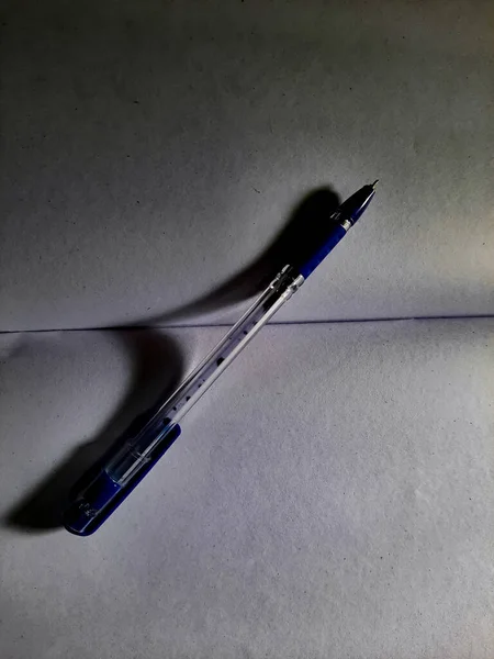 Une Vue Dessus Stylo Bille Bleu Avec Capuchon Sur Une — Photo