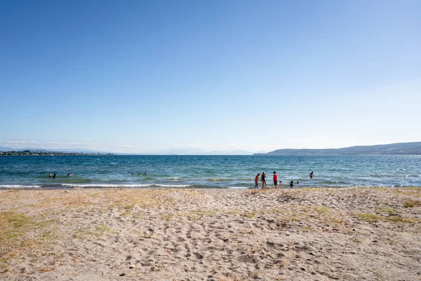 Piaszczysta Plaża Pod Błękitnym Niebem Nowej Zelandii — Zdjęcie stockowe