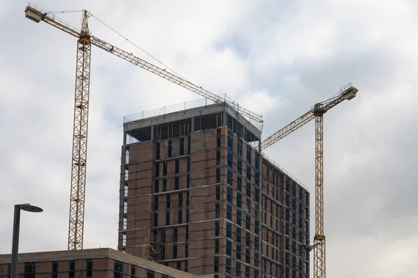 Two Cranes Newly Constructing Building Construction Area Cloudy Sky — Stock Photo, Image