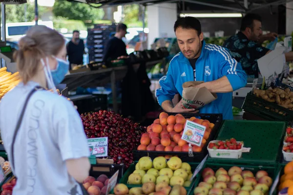 Frankfurt Main Alemania Junio 2020 Una Persona Vendiendo Frutas Verduras — Foto de Stock