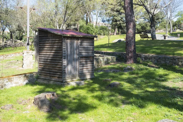 Plasencia スペイン 2021年3月10日 公園内にガーデンツールを保管するために木の小屋 — ストック写真