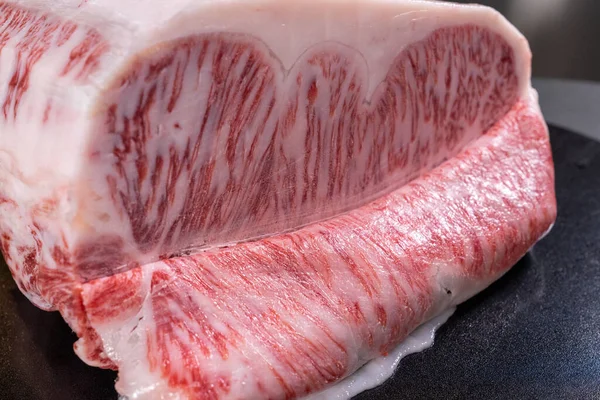 Mutfaktaki Masanın Üstünde Çiğ Wagyu Bifteği — Stok fotoğraf