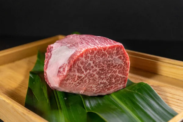 Nyers Wagyu Szeletelt Steak Közelkép Egy Deszkán Asztalon — Stock Fotó
