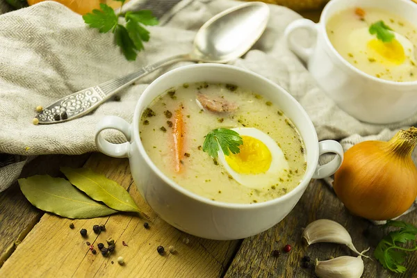波兰传统汤的特写镜头 将鸡蛋和香肠放在木制桌子上 — 图库照片