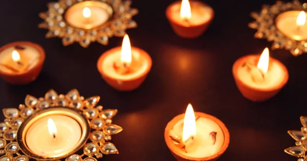 Eine Nahaufnahme Von Dekorativen Brennenden Diwali Kerzen — Stockfoto