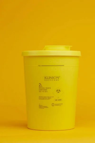 Zutphen Netherlands 2021年7月4日 无缝隙黄色背景注射器 用于安全处置针头和药品残留物 带有有毒物质警告标志 — 图库照片