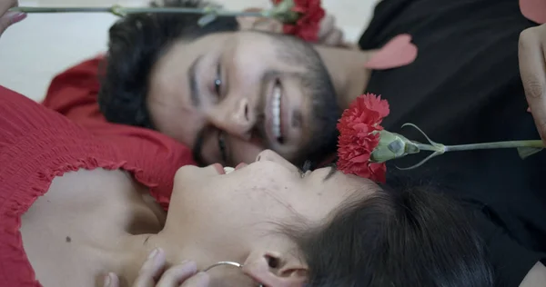 Ein Junges Indisches Paar Liegt Kopf Kopf Auf Dem Bett — Stockfoto