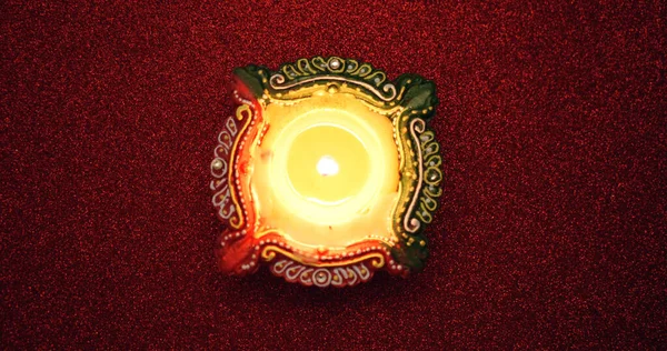 Μια Κορυφαία Άποψη Ενός Φλεγόμενου Διακοσμητικού Κεριού Diwali Μια Κόκκινη — Φωτογραφία Αρχείου