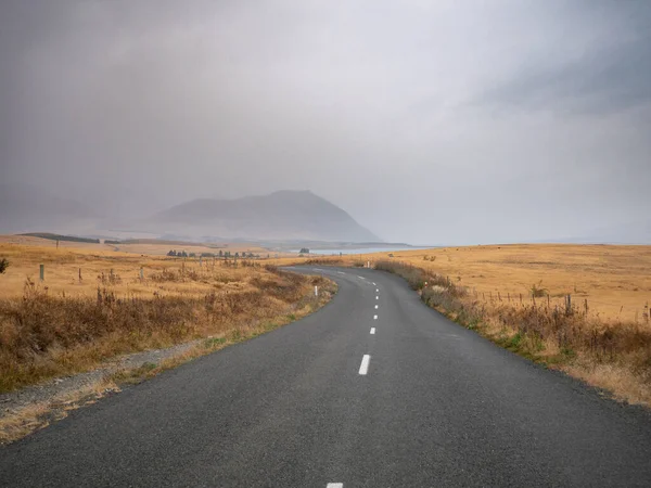 Smooth Highway Passing Deserted Landscapes Mist Covered Hill Background — Stock Photo, Image