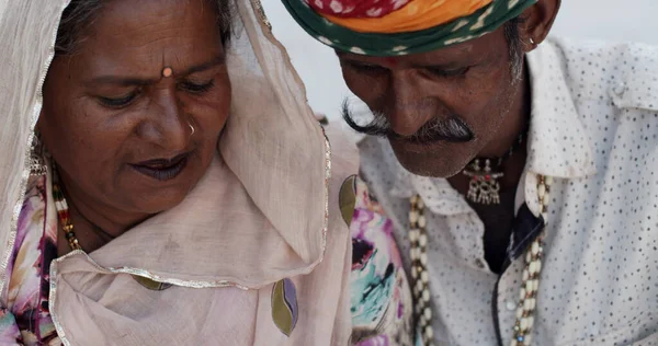 Couple Indien Âgé Regardant Vers Bas Extérieur — Photo