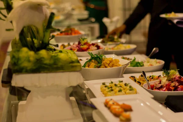 Gros Plan Différentes Salades Délicieuses Dans Des Bols Sur Table — Photo