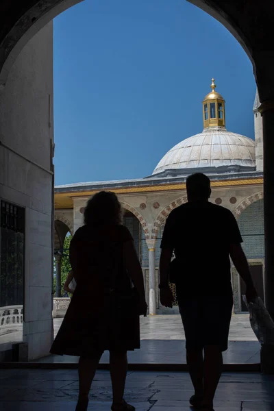 Silhuetas Casal Visitando Uma Mesquita — Fotografia de Stock