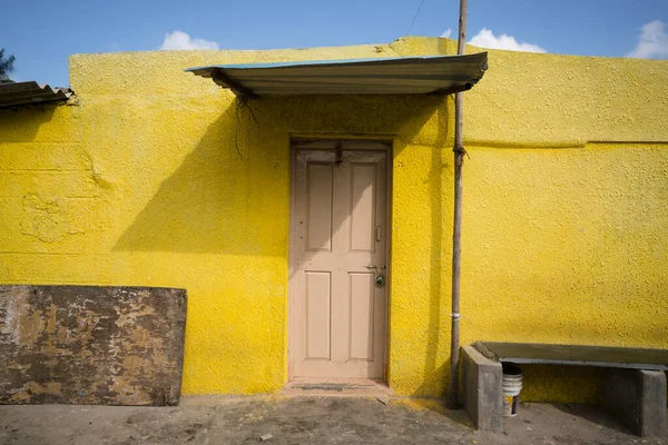 Живописный Вид Старую Желтую Стену Дверь — стоковое фото