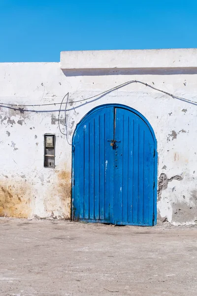 Uma Foto Vertical Uma Velha Porta Azul Essaouira Harbor Marrocos — Fotografia de Stock