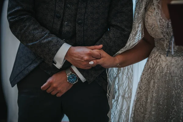 Novio Novia Tomándose Las Manos Iglesia Durante Boda —  Fotos de Stock