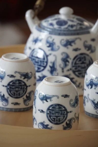Антикварный Керамический Белый Чайник Чашки Голубыми Узорами — стоковое фото