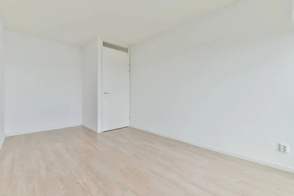 Empty White Room Closed Door Laminate Flooring — Stock Photo, Image