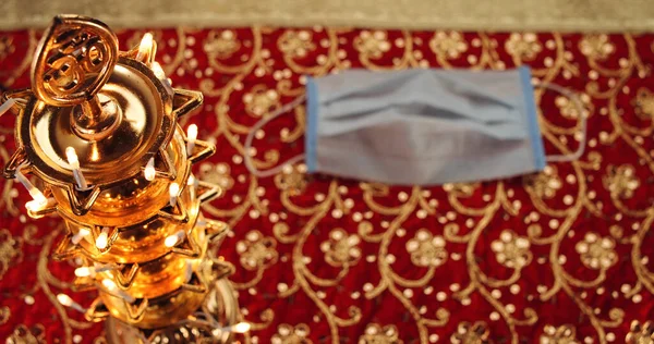 Egy Közeli Felvétel Diwali Dekorációról Egy Védőmaszk Egy Dekoratív Felületen — Stock Fotó
