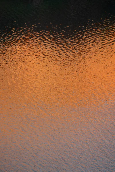 Ένα Κοντινό Πλάνο Της Επιφάνειας Του Νερού Ένα Ηλιοβασίλεμα — Φωτογραφία Αρχείου